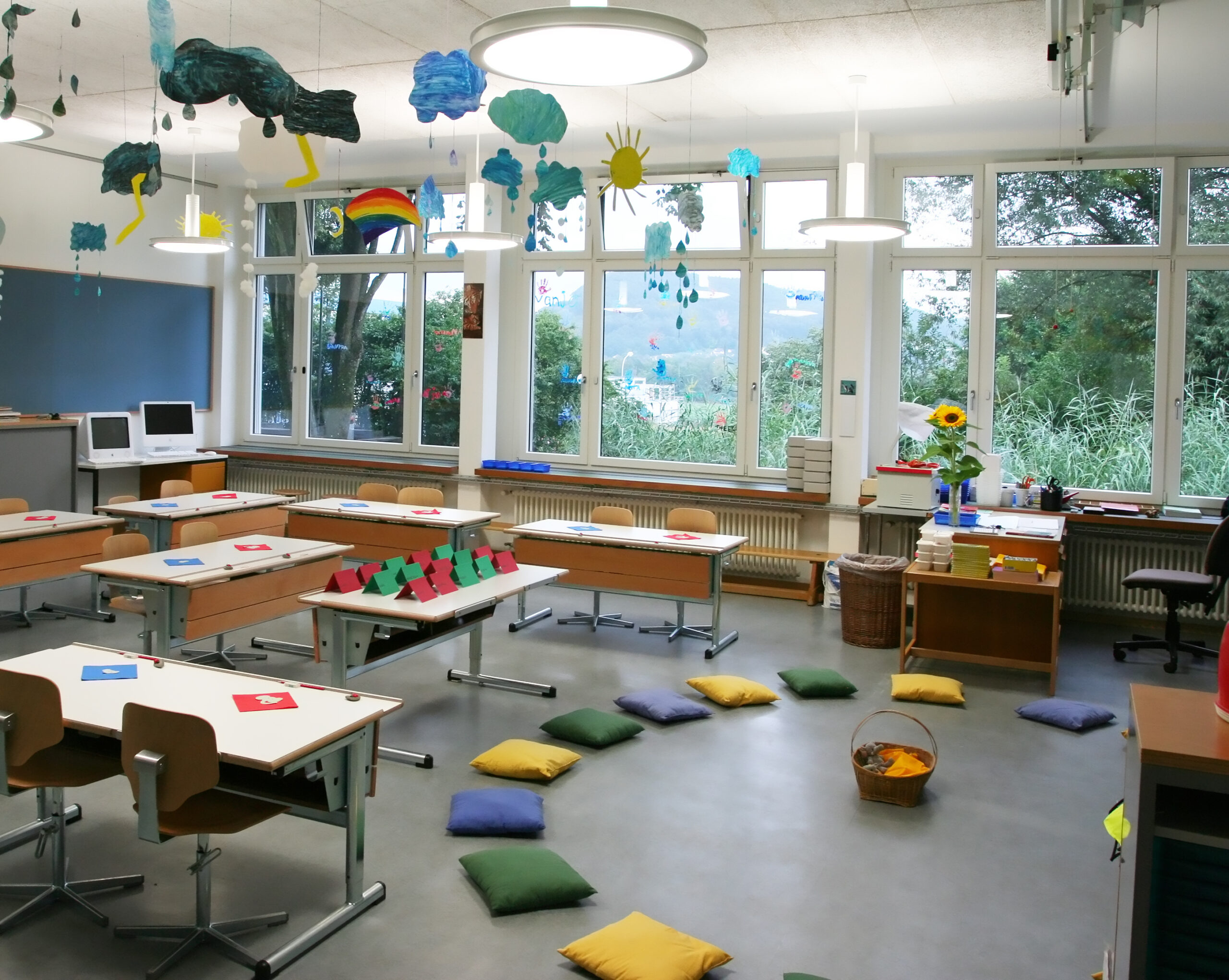 Elementary classroom with open layout